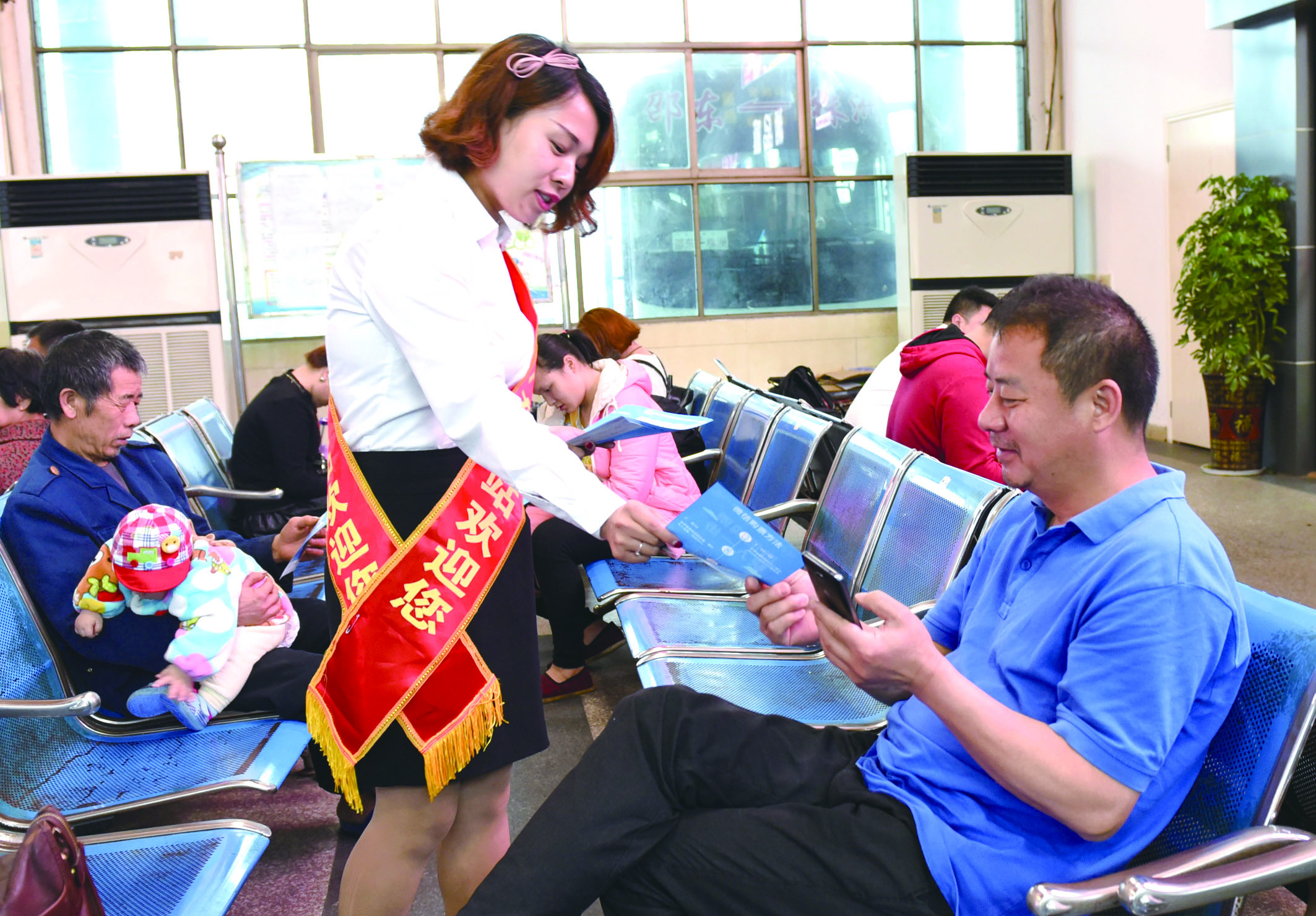 4月21日，邵東汽車西站工作人員在向旅客推介互聯(lián)網(wǎng)+站+車+客平臺的推廣應用與購票實名制宣傳。
