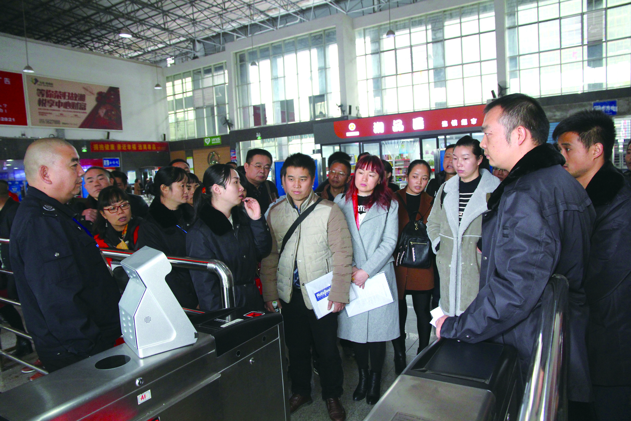 圖為培訓(xùn)人員在市汽車北站現(xiàn)場觀摩 圖為培訓(xùn)人員在市汽車北站現(xiàn)場觀摩