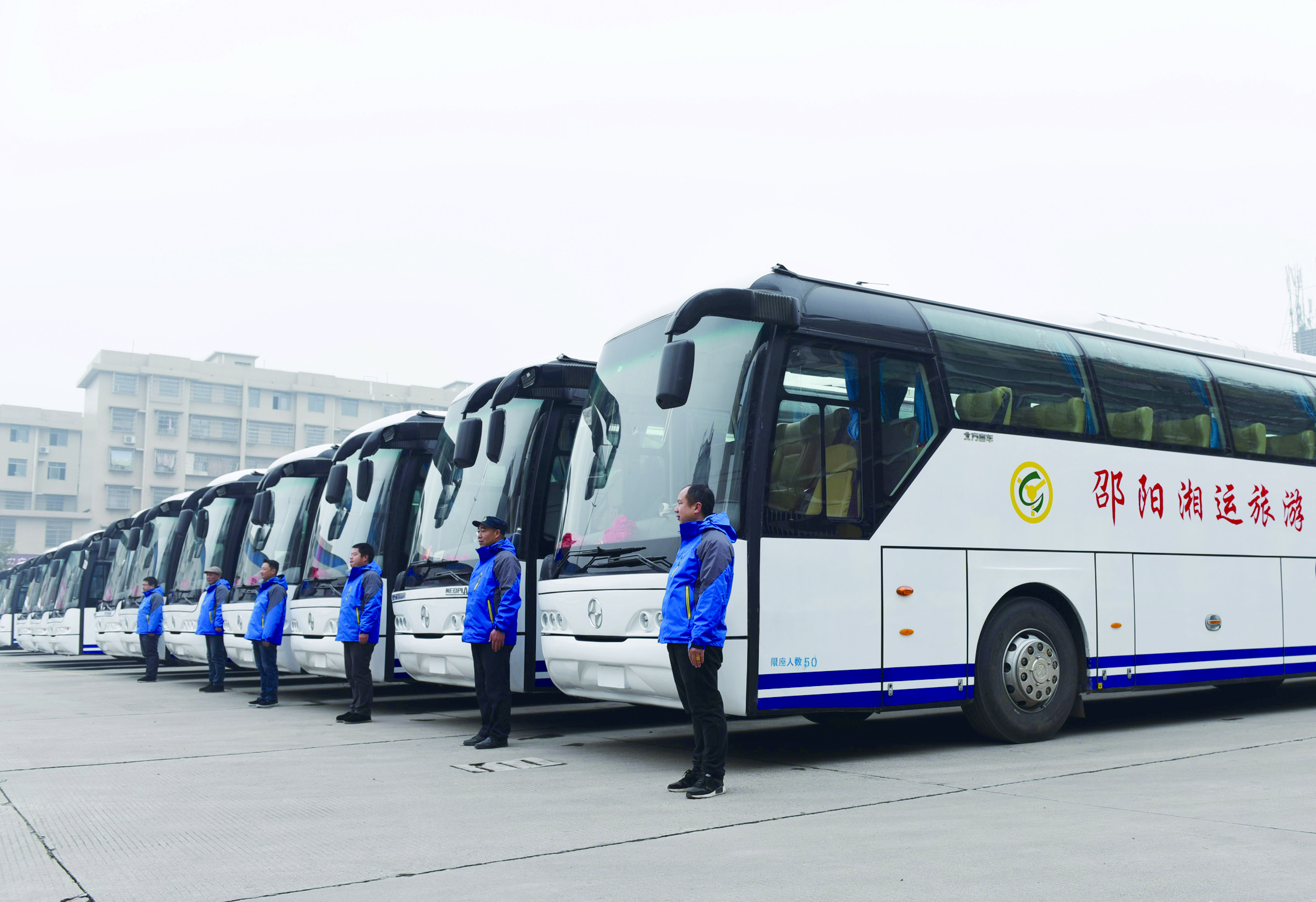 集團(tuán)公司投放16輛豪華車服務(wù)旅游 集團(tuán)公司投放16輛豪華車服務(wù)旅游