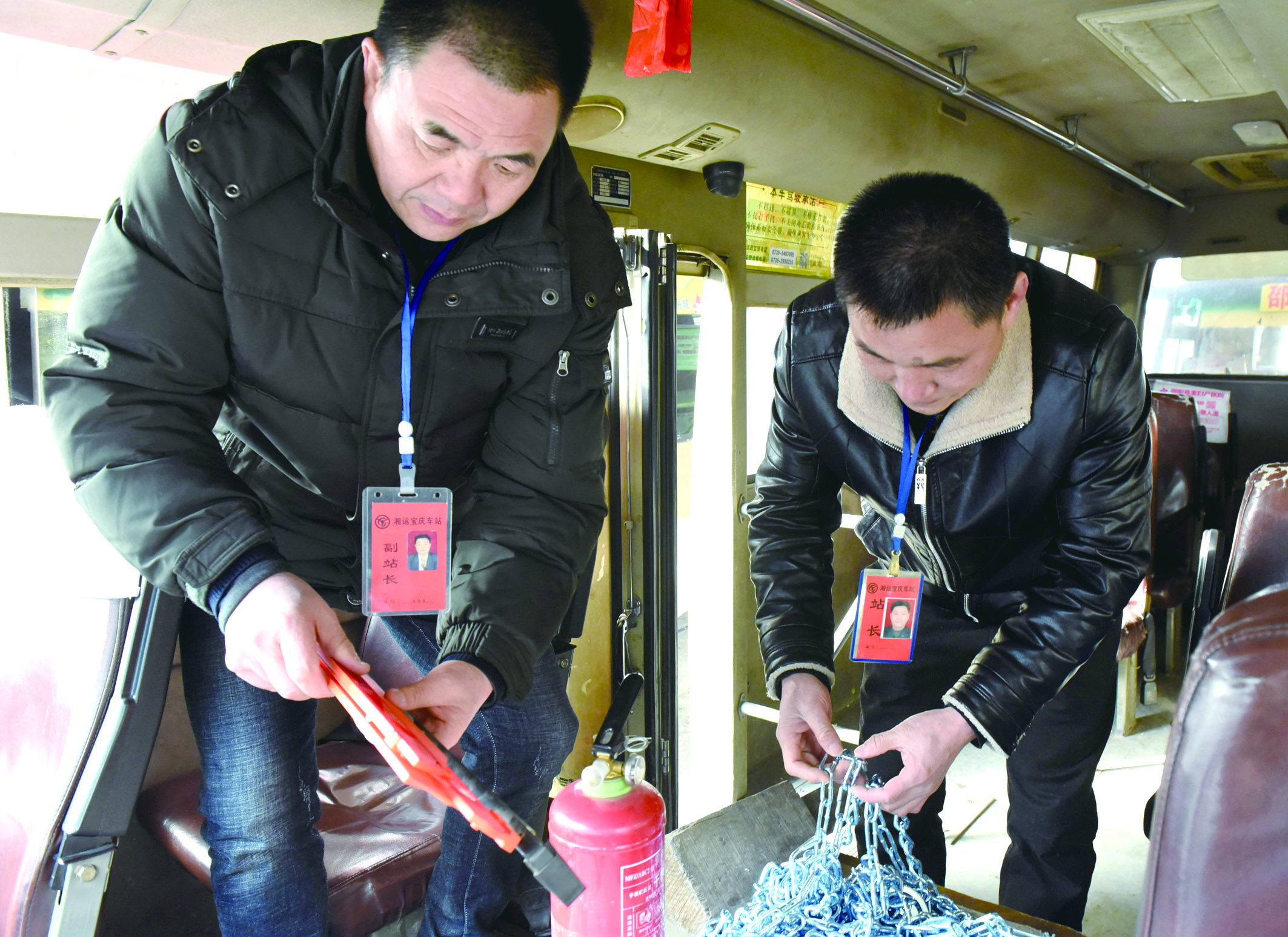 2月8日，市寶慶汽車站工作人員正在營運車上檢查應(yīng)急設(shè)施及器材是否齊全有效