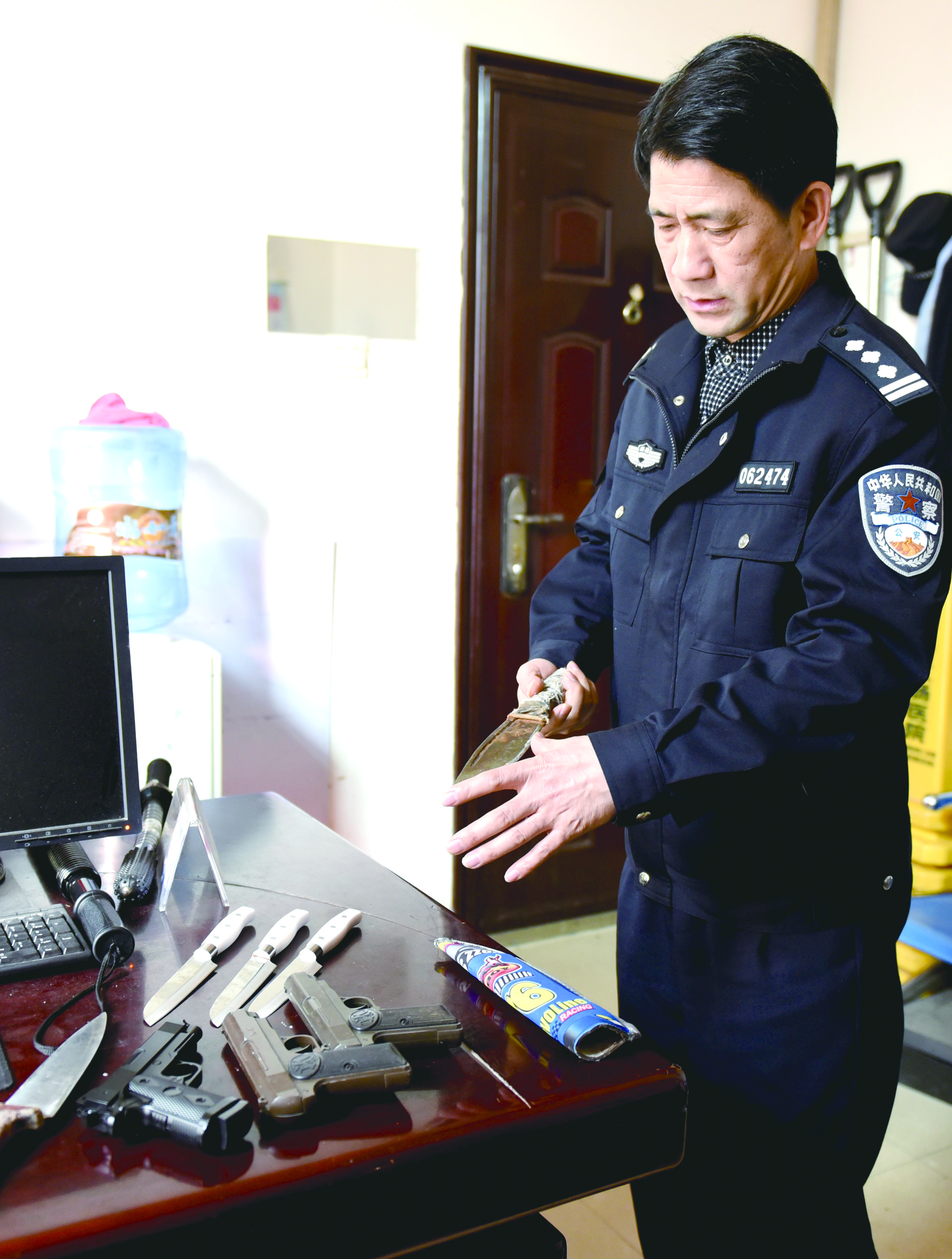 3月12日，邵東汽車西站警務(wù)室民警正在對所查獲的違禁品進行清點