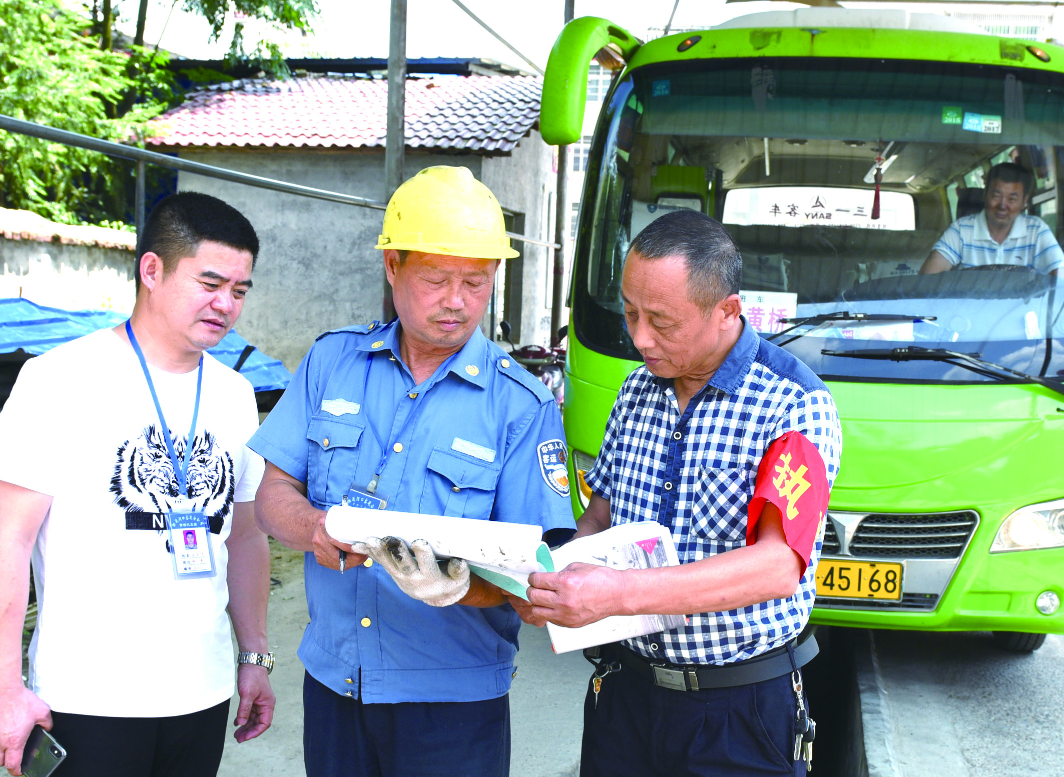 7月10日，洞口縣黃橋鎮(zhèn)副鎮(zhèn)長謝揚標（右）在黃橋汽車站檢查營運客車安全檢查情況。近段時間以來，黃橋汽車站全面排查交通安全等方面存在的安全隱患，并及時予以整改到位，做到防患于未然，確保安全生產工作萬無一失。據(jù)了解，今年上半年已消除交通安全隱患10余起。  李祖冠    攝影報道 