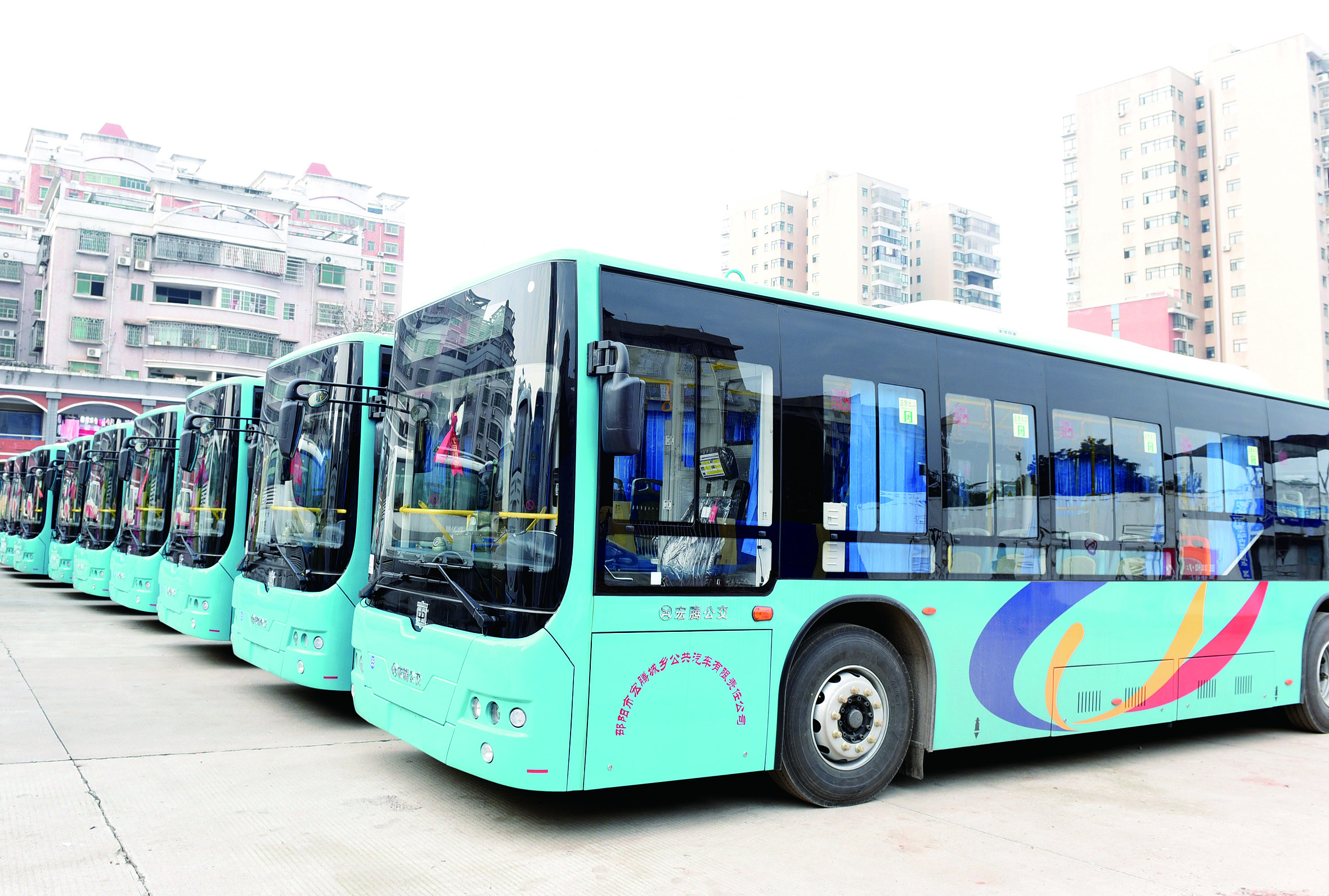 2月26日，筆者在宏騰城鄉(xiāng)公共汽車公司偌大的停車坪見(jiàn)到，其30輛公交車輛成一字型排列整裝待發(fā)。