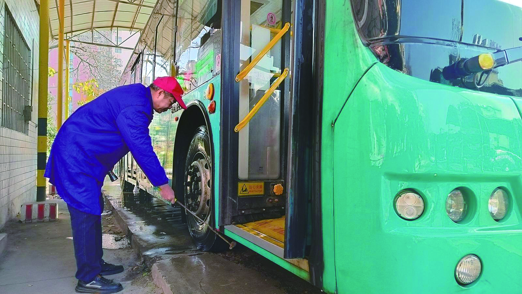 春運(yùn)首日，我司各汽車(chē)站以熱情服務(wù)—— 讓乘客臉上多一份笑容